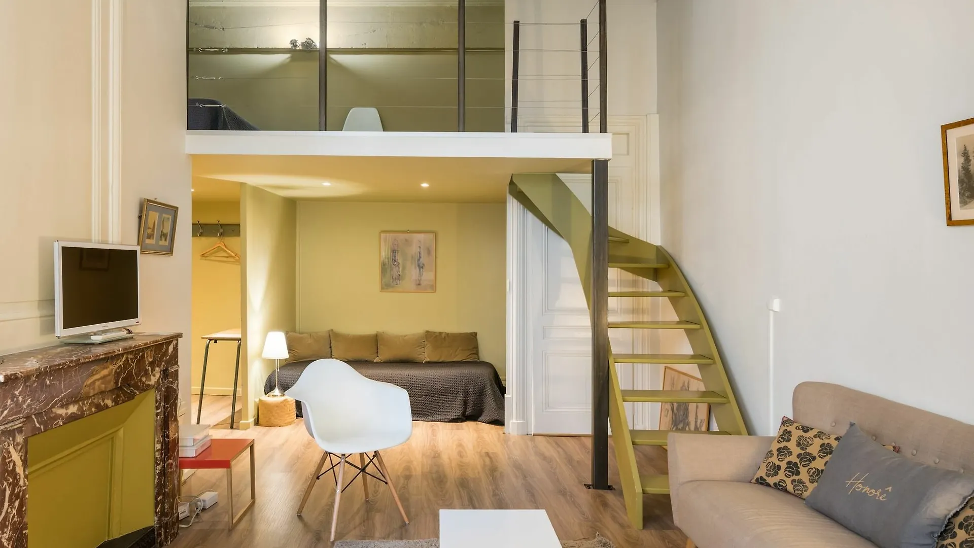 Honore - Hotel Pour Nomades Reveurs - 7 Rue Boissac contacts